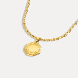 Collar <span class=keywords><strong>con</strong></span> Colgante Octagonal Mate Personalizable al por Mayor, de Acero Inoxidable <span class=keywords><strong>con</strong></span> Baño de Oro y Cadena de Cuerda <span class=keywords><strong>con</strong></span> Detalle Clásico en el Borde - Product Image 1
