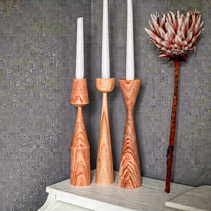 Candelabro de Madera Artesanal Curio Craft con Diseño Cónico y Grabado, Juego de Decoración para el Hogar en Madera Natural - Product Image 1