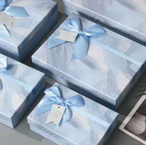 Boîte cadeau bleu aquarelle avec nœud papillon, boîte cadeau d'accompagnement d'anniversaire, boîte d'emballage cosmétique avec couvercle toutes saisons, fabricant de boîtes cadeaux - Product Image 1