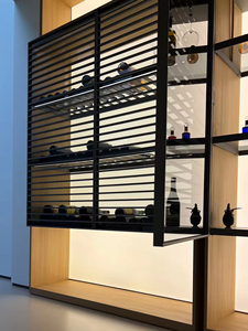 Armoire à vin encastrée en bois, design moderne, minimaliste et élégant, avec éclairage LED et étagères en verre. - Product Image 2