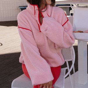 Sweat-shirt pull-over ample à col montant semi-zippé en <span class=keywords><strong>polaire</strong></span> sherpa unie pour <span class=keywords><strong>femme</strong></span> avec passepoil rouge contrastant, fabriqué sur mesure - Product Image 2