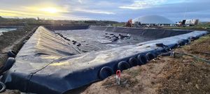 Géomembrane composite HDPE avec revêtement anti-infiltration en géotextile pour les décharges et les barrages - Product Image 4