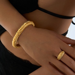 Dazan New Ins 18K Chapado en oro de acero inoxidable de alta calidad Gypsy Striped Bracelet ANTI FASHION Conjunto de joyería única <span class=keywords><strong>Serie</strong></span> de falda - Product Image 3