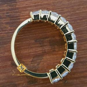 Anillo de Compromiso Personalizado de Oro de 14k con Diamantes y Moissanita - Product Image 3