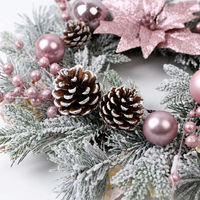 Guirlande de Noël Artisanale Rose Vif Givrée pour Intérieur, Ensemble de Décorations de Fêtes avec Boules Artificielles, Poinsettias et Cône de Pin