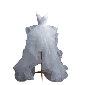 Vestidos de Novia Góticos Blancos de Moda, Cortos por Delante y Largos por Detrás, con Tirantes Espagueti, Escote Profundo en V, Estilo Alto-Bajo, Personalizables - Product Image 1