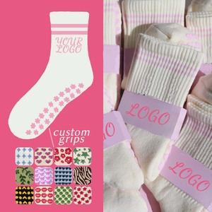 ถุงเท้ากันลื่นสำหรับผู้หญิง ออกแบบสีได้ตามต้องการ แพ็คคู่ ถุงเท้ากีฬาและฟิตเนสแบบผูกเชือก ถุงเท้าโยคะพื้นยาง ถุงเท้าพิลาทิส - Product Image 1