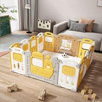 Parc d'activités éducatif pour bébés et tout-petits avec tableau d'activités et panneau de jeu, barrière de sécurité et clôture de jeu