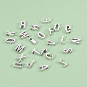 Pendentifs et breloques personnalisés en gros, lettres, plaqué or 18 carats, acier inoxydable, breloques initiales DIY pour la fabrication de bijoux - Product Image 5