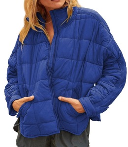 Ventes en gros de vestes d'hiver pour femmes de haute qualité, style décontracté, rembourrées, col en tissu matelassé, col montant, motif uni - Product Image 6