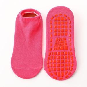 Vente en gros Chaussettes antidérapantes pour terrain de jeu pour enfants et femmes Chaussettes antidérapantes pour trampoline de yoga et parc - Product Image 3