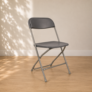 Chaise pliante en plastique gris à dossier plat, durable, confortable et légère, idéale pour les espaces de bureau modernes, les écoles et les événements sociaux - Product Image 1