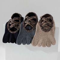 Chaussettes de yoga professionnelles à cinq doigts avec propriétés antidérapantes pour l'entraînement au Pilates féminin en intérieur.