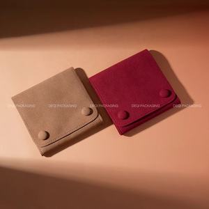 カスタムジュエリーポーチ 多機能スエードマイクロファイバー製ジュエリーバッグ スナップ留めジュエリーポーチ 包装用エンベロープ型マイクロファイバーポーチ - Product Image 2