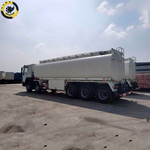 Nuovo Camion HOWO 8x4 per Trasporto Carburante con Asse Posteriore Regolabile, Serbatoio in Acciaio Inox da 28m3, 351-450HP per Miniera e Strade Difficili - Product Image 1