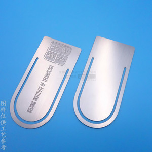 Marcadores de acero inoxidable de 60x25 mm con logotipo en relieve, reutilizables para universidades y colegios. - Product Image 1