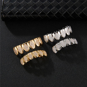 NUOVO Set di Grillz per Denti in Oro Bianco 18K con Micro-Pavé di Zirconi Cubici, Personalizzabile, per 6 Denti Superiori e Inferiori - Product Image 2