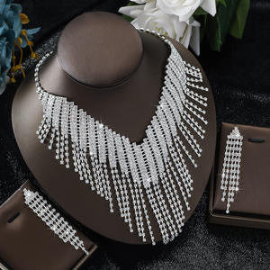 Parure Collier et Boucles d'Oreilles Vintage Glamour avec Strass et Pompons - Bijoux de Mariage Plaqué Argent pour Femme, Accessoires Scintillants en Gros - Product Image 2