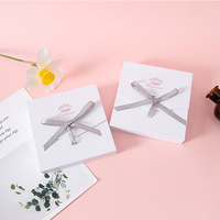 Boîte d'emballage personnalisée pour boucles d'oreilles avec logo A1, étui carré blanc, insert de présentation hebdomadaire gris, ruban en satin et emballage cadeau