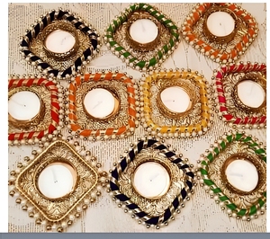 ที่วางเทียนทองเหลืองทำมือ ประดับเพชร สำหรับตกแต่งบ้าน ดีไซน์ลูกปัดหลากสี - Product Image 1