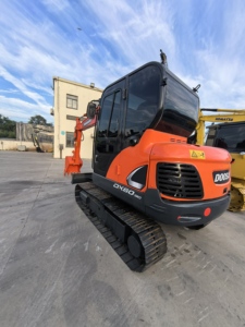 Excavatrice sur chenilles hydraulique d'occasion Doosan DX60-9C 6 tonnes, en excellent état, performances exceptionnelles, certifiée, en promotion. - Product Image 4