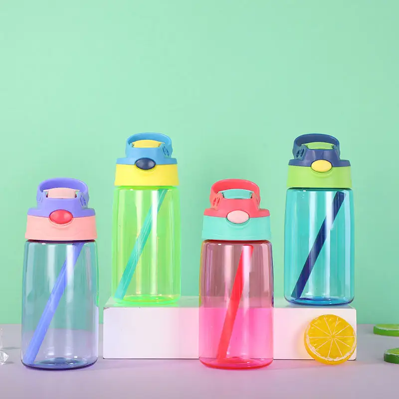 थोक अनुकूलित 450ml बच्चों पीने की बोतल प्लास्टिक भूसे के साथ पेय बच्चों को पानी की बोतल