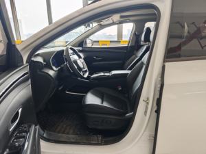 Hyundai Tucson 1.5T blanche 5 portes SUV d'occasion 2024, excellent état, faible kilométrage, prête à l'exportation, essence, automatique <span class=keywords><strong>pour</strong></span> l'<span class=keywords><strong>Afrique</strong></span> - Product Image 5