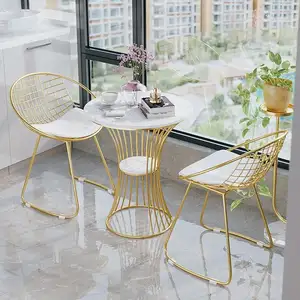 Basit İskandinav oturma odası balkon yuvarlak mermer sehpa ve sandalye kombinasyonu