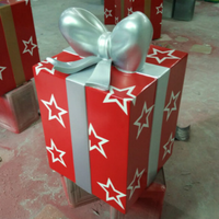 Boîte cadeau de Noël en fibre de verre, décoration de Noël, statue de boîte cadeau de Noël grandeur nature en résine, présentoir de magasin, pièce maîtresse d'entrée