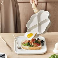 Poêle à frire électrique en métal antiadhésive 4-en-1 pour œufs, mini poêle à 4 trous en forme de cœur avec couvercle en verre et poignée en bois, vente en gros