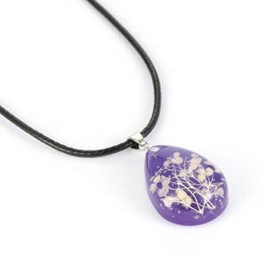 Collana con Fiore di Gypsophila Fatta a Mano in Resina Epossidica per Donne, Prodotto da IVR Factory - Product Image 2