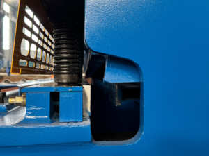 <span class=keywords><strong>Cisaille</strong></span> hydraulique oscillante entièrement automatique de 4 mm <span class=keywords><strong>d</strong></span>'épaisseur avec moteur 4 kW et banc de travail à roulements à billes pour acier inoxydable à faible teneur en carbone - Product Image 3