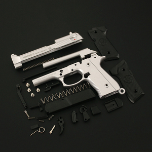 Vente en gros de PUBG M92 personnalisé mini métal 3d vrais modèles de pistolet jouets porte-clés 2023 2024 hot kids mini holster jouets modèles porte-clés - Product Image 5