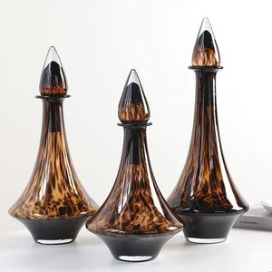 RYLAVA Vaso da Tavolo in Vetro Soffiato a Mano con Stampa Leopardata Ambrata - Ornamento Moderno di Lusso per la Casa - Product Image 2