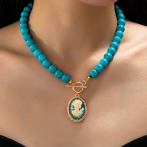Collana Lunga da Donna con Ciondolo Cammeo Vintage a Ritratto, Catena di Perline Rotonde Multicolore e Chiusura a T Dorata - Product Image 5