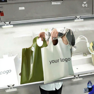 ถุงหิ้วแบบกำหนดเองเป็นมิตรกับสิ่งแวดล้อม ทำจาก HDPE PE สำหรับใส่เสื้อผ้า  พิมพ์โลโก้เพื่อการส่งเสริมการขาย บรรจุภัณฑ์สำหรับเสื้อผ้าและชุดชั้นใน ขนาดตามสั่ง - Product Image 3