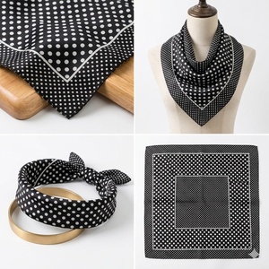 Foulard <span class=keywords><strong>carré</strong></span> en <span class=keywords><strong>soie</strong></span> classique à pois noirs <span class=keywords><strong>et</strong></span> blancs pour femme, idéal comme accessoire rétro pour la tête <span class=keywords><strong>et</strong></span> attache-cheveux quotidienne - Product Image 1