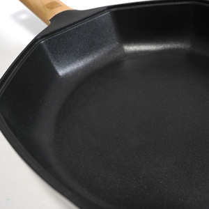 Nhà Máy bán hàng <span class=keywords><strong>Cookware</strong></span> <span class=keywords><strong>Set</strong></span> với Maple Leaf lớp phủ nhôm không dính Frying Pan và bốn nồi thiết lập biểu tượng tùy chỉnh - Product Image 5
