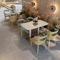Ensemble de mobilier de café : Chaise de salle à manger en bois courbé vert sauge, banquette et table en terrazzo à base dorée pour bistro et pâtisserie