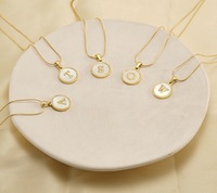 Pendentif Lettre Initiale M pour Femme, 26 Lettres de l'Alphabet A-Z, Coque Blanche, Plaqué Or, Acier Inoxydable, Breloque Disque, Chaînes Géométriques Tendance