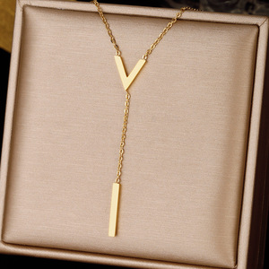 Nouveau <span class=keywords><strong>Collier</strong></span> Tendance en Acier Inoxydable Doré avec Pendentif Lettre Longue pour Femme – Vente en Gros - Product Image 2