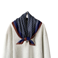 Foulard carré bleu marine à pois imprimé numériquement pour femme, avec bordure contrastante en satin de soie, foulard musulman tendance, 70 cm