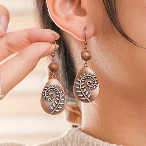 Boucles d'oreilles pendantes bohèmes en alliage plaqué bronze antique pour femme, motif plume, idéales pour les soirées - Product Image 4