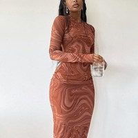 Robe moulante mi-longue à col rond et manches longues, imprimée, avec un effet enveloppant aux fesses, modèle pull-over SML