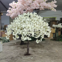 Arbre de fleurs artificielles de fleurs de cerisier blanc suspendu à l'arbre de fleurs de cerisier artificiel blanc pour la décoration de mariage
