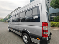 Autocar touristique diesel de sept mètres, 17 places, avec porte-bagages sur le toit, pour les opérateurs de voyages en groupe et d'excursions