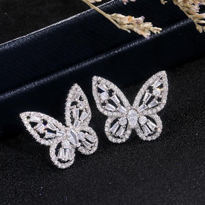 Orecchini a farfalla con strass in cristallo bianco e pavé, gioielli da festa alla moda da donna in lega - Product Image 3