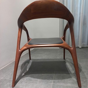 Fauteuil d'appoint moderne en bois de noyer massif avec accoudoirs incurvés, finition grain ouvert, mobilier contemporain pour la maison et les centres de villégiature PISANO - Product Image 4