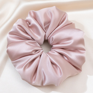 แหวนรัดผมผ้า<span class=keywords><strong>ไหม</strong></span>มัลเบอร์รี่ 100% ผ้าถักลายโบรเคด ดีไซน์ป้องกันผมพันกัน สำหรับการนอนหลับของผู้หญิง - แหวนรัดผมทรงใหญ่ สำหรับผมลอนใหญ่ - Product Image 4