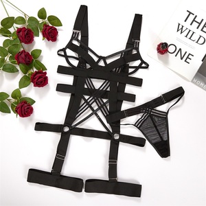 Vente en gros de lingerie sexy noire pour femmes, incluant sous-vêtements, body à bandes style G-string et tenue effet nu. - Product Image 6